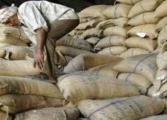 हजारों लोग भीड़ में लगकर राशन लेने को थे मजबूर; डीएम लिया संज्ञान