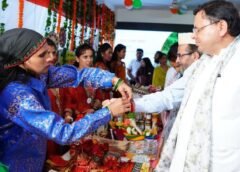 मुख्यमंत्री धामी को विभिन्न महिला स्वयं सहायता समूहों से जुड़ी बहनों ने राखी बाँधी